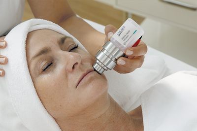 Intra Skin Infusion: Wirkstoffgerät wird sanft über die gereinigte Gesichtshaut geführt