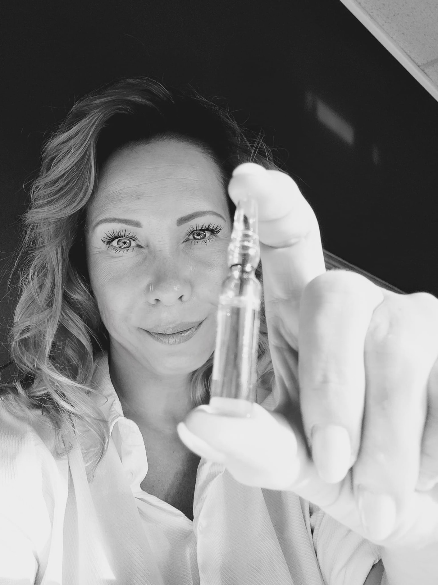 Stefanie Ernst mit einer Wirkstoffampulle